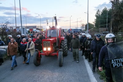 Παρέλαση στην Αθήνα από τους αγρότες - Τρακτέρ στη Βουλή, μπλόκα σε εθνικές οδούς, τελωνεία, λιμάνια