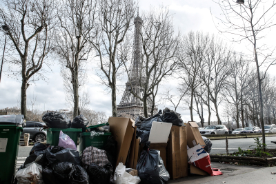 Τα σκουπίδια έχουν «πνίξει» το Παρίσι- Δέκα χιλιάδες τόνοι παραμένουν στο δρόμο