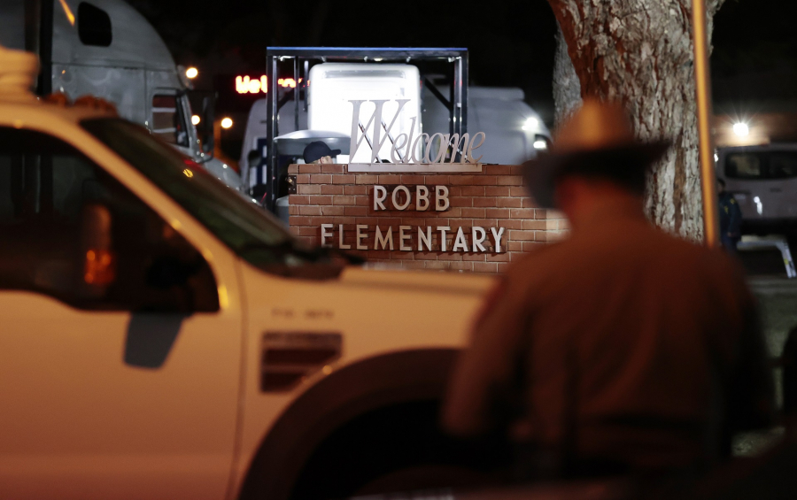 Μακελειό στο σχολείο του Τέξας: Παιδιά καλούσαν τον αριθμό έκτακτης ανάγκης 911 ενώ η αστυνομία περίμενε έξω