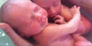 Σπάνιο βίντεο με δίδυμα τα οποία δεν έχουν συνειδητοποιήσει ότι γεννήθηκαν