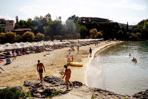 Μπάνιο στις ελληνικές παραλίες αλλιώς: Πλεξιγκλάς, αντισηπτικά και μάσκες (vid)