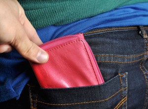 Ανήλικες αλλοδαπές ξάφριζαν πορτοφόλια σε εμπορικό κέντρο