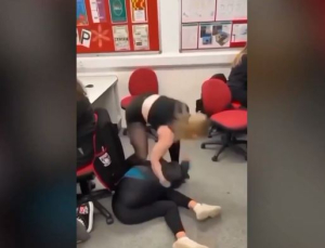 Σκωτία: Άγριος ξυλοδαρμός μαθήτριας από συνομίληκή της μέσα στην τάξη
