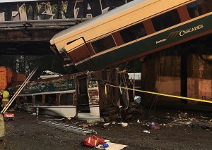 Εκτροχιάστηκε τρένο στην Ουάσινγκτον - 6 νεκροί εως τώρα [εικόνες, βίντεο]