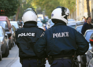Επεισόδια έξω από το κλειστό της Νέας Σμύρνης - Τραυματίστηκε ένας αστυνομικός