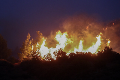 Κόλαση φωτιάς στην Πεντέλη, Στρατός και δασοκομάντο στη μάχη - Εφιάλτης στο μέτωπο, λυσσομανάνε οι άνεμοι (βίντεο)