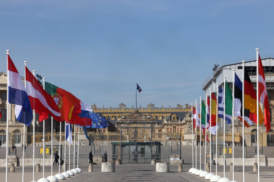 «Σκοτεινιάζει» η Ευρώπη - Γαλλία και Βέλγιο κλείνουν το «διακόπτη» σε μνημεία και δρόμους
