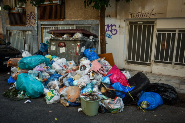 Δήμος Παλλήνης: Έκκληση στους πολίτες να μη κατεβάζουν τα απορρίμματα στο δρόμο