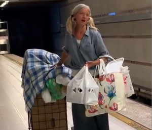 Η άστεγη του μετρό που έγινε viral και τραγουδούσε όπερα - Πρόταση από δισκογραφική (video)