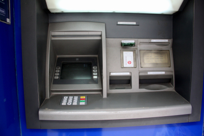 Τέλος τα ATM έξω από σούπερ μάρκετ, «εξαφανίζονται» γιατί κοστίζουν