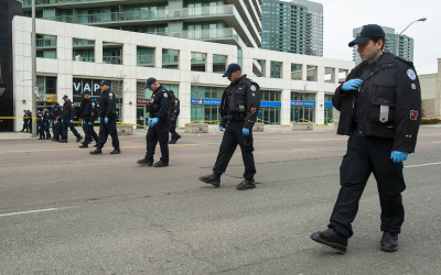 Συναγερμός σε σχολεία στο Τορόντο, αστυνομικοί πυροβόλησαν άνδρα που περπατούσε με καραμπίνα στο δρόμο