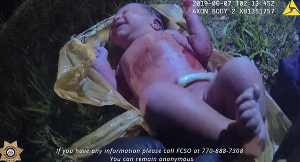 Συγκλονιστικό βίντεο: Νεογέννητο στις ΗΠΑ βρέθηκε ζωντανό σε πλαστική σακούλα