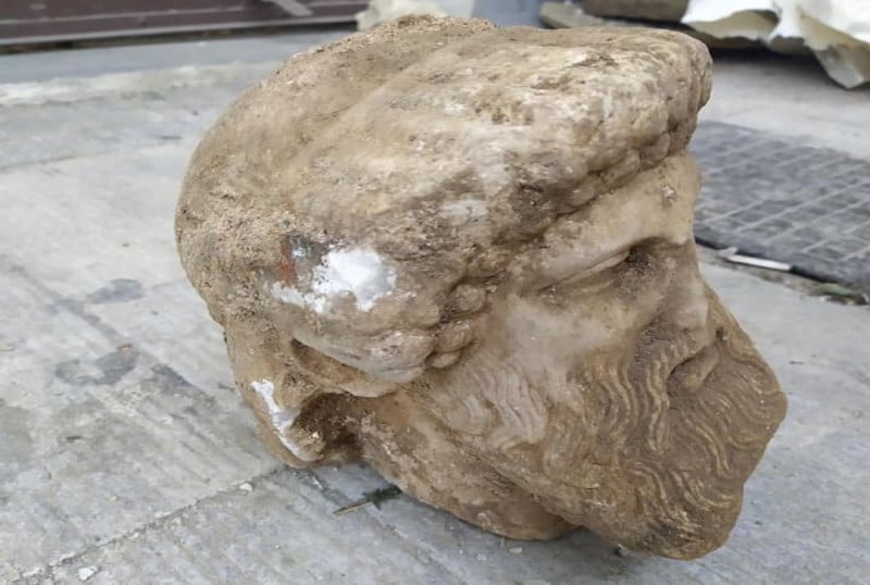 Αρχαιολογικό εύρημα στην Αιόλου: Αρχαία κεφαλή βρέθηκε τυχαία 1,5 μ. κάτω από τη γη