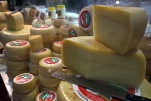 Δέσμευσαν 956 κιλά τυρί σε ψυκτική αποθήκη του Πειραιά