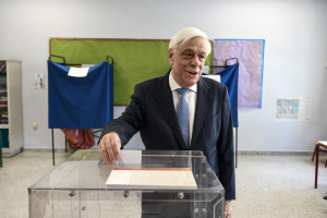 Εκλογές: Ψήφισε ο Πρόεδρος της Δημοκρατίας, Προκόπης Παυλόπουλος (video)