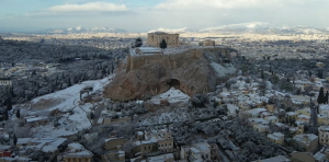 Η κακοκαιρία Μπάρμπαρα έντυσε στα λευκά την Αθήνα, εκπληκτικό βίντεο με εικόνες από ψηλά