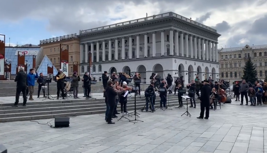 Πόλεμος στην Ουκρανία: Ορχήστρα παίζει την «Ωδή στη Χαρά» του Μπετόβεν την ώρα που οι Ρώσοι φτάνουν στο Κίεβο (βίντεο)