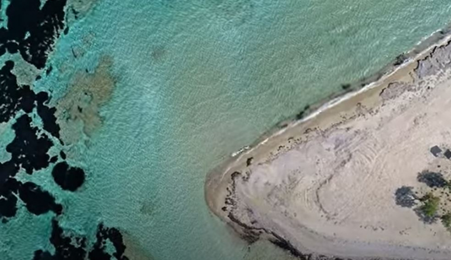 Αυτό είναι το λιμάνι που θυμίζει Μπαχάμες κι είναι μόλις 50 λεπτά από τον Πειραιά (βίντεο)