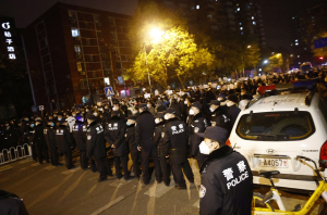 Κίνα: «Φουντώνει» η οργή των πολιτών κατά του lockdown, αστυνομία «παντού» και λογοκρισία μετά τις πρωτοφανείς διαδηλώσεις