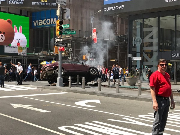 Αυτοκίνητο έπεσε σε πεζούς στην Times Square, ένας νεκρός - Η στιγμή που πέφτει στο πλήθος
