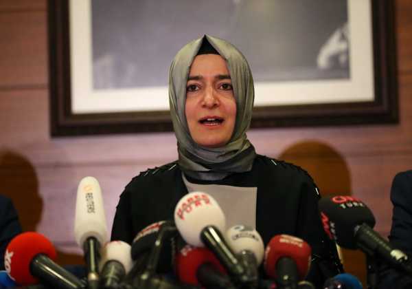 Επέστρεψε στην Τουρκία η υπουργός Οικογενειακών Υποθέσεων, η οποία απελάθηκε από την Ολλανδία