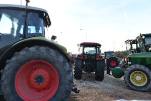 «Ζεσταίνουν» τα τρακτέρ για κινητοποιήσεις οι αγρότες - Μπλόκο στον κόμβο της Καρδίτσας