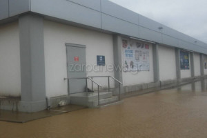 Κακοκαιρία «Χιόνη»: Σούπερ μάρκετ στην Κρήτη μετατράπηκε σε... λίμνη! (pics)