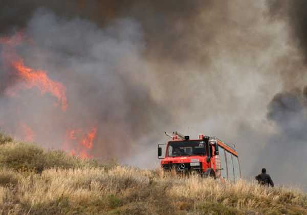 Υπό μερικό έλεγχο οι πυρκαγιές σε Ανάβυσσο και Πεντάλοφο Μεσολογγίου