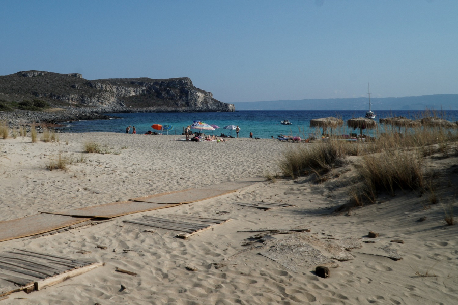 Μικρή ελληνική «Σαχάρα»: Πού βρίσκεται η κάτασπρη έρημος της Ελλάδας με τη σπάνια λευκή άμμο (βίντεο)