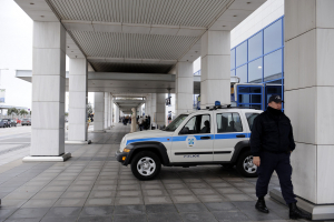 Χειροπέδες σε μέλη συμμορίας που «έγδυναν» επιβάτες στο αεροδρόμιο «Ελ. Βενιζέλος», πώς δρούσε ο πορτοφολάς με το μαντήλι