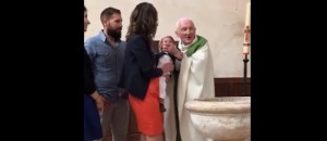 Ιερέας χαστουκίζει μωρό κατά τη διάρκεια της βάφτισης (βίντεο)