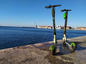 Θεσσαλονίκη: «Ψάρεψαν» 50 ηλεκτρικά πατίνια από τα νερά του Θερμαϊκού