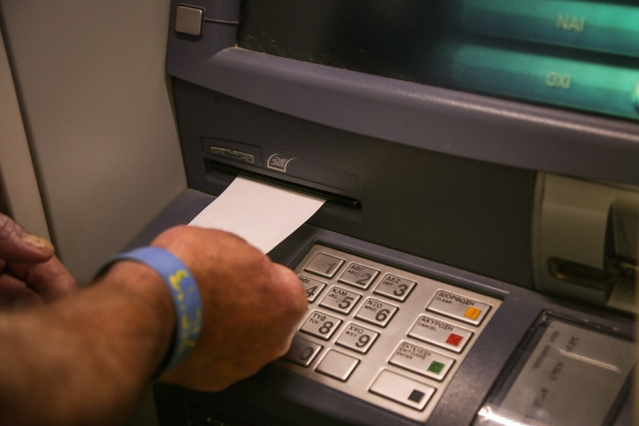 ΟΠΕΚΑ: Μετρητά τέλος για τα επιδόματα, έρχονται προπληρωμένες κάρτες με όριο ανάληψης