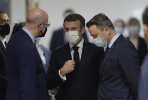 Η Γαλλία ξαναφοράει μάσκα για τον κορονοϊό
