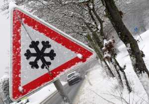 Χιόνι στην Πεντέλη, έκλεισε ο δρόμος προς Νέα Μάκρη