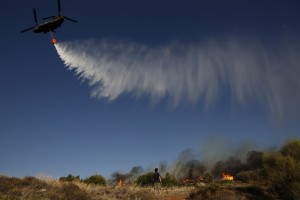 Οριοθετήθηκε η φωτιά στο Λαγονήσι - Τραυματίστηκαν 3 πυροσβέστες κάηκε ένα σπίτι και οχήματα