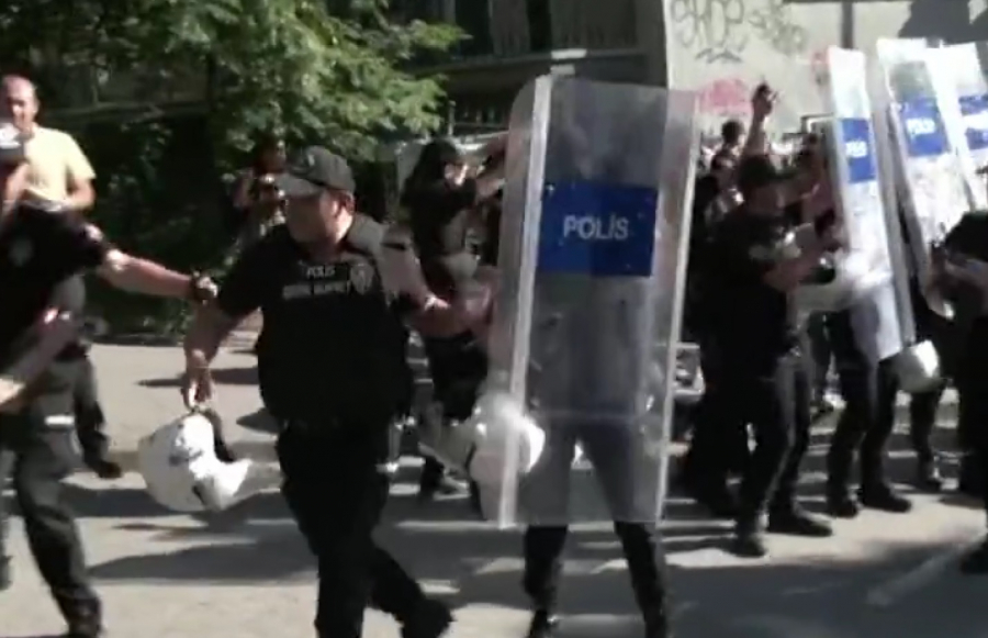 Δακρυγόνα, χημικά και 36 συλλήψεις στο Pride της Άγκυρας (βίντεο)