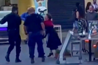 Χειροπέδες σε γυναίκα που τραγουδούσε στη Ρόδο, δε φορούσε μάσκα (βίντεο)