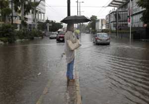 «Πνίγηκε» η Αττική τα ξημερώματα από την έντονη βροχόπτωση