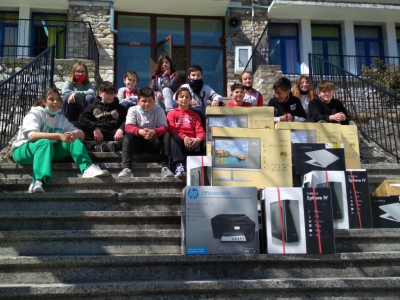Το Μαξίμου ανταποκρίθηκε σε επιστολή μαθητών από τη Θάσο: Τους έστειλαν υπολογιστές, προτζέκτορες, βιβλία