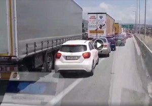 Βίντεο ντροπή: «Ελληναράδες» οδηγοί μπλοκάρουν ασθενοφόρο γιατί «κάθονται» στην ΛΕΑ
