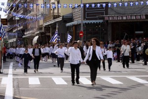 Σε εξέλιξη η μαθητική παρέλαση στο κέντρο της Αθήνας