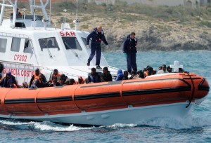 Ιταλία: Η άκρα δεξιά εκφοβίζει καθολικό ιερέα που βοηθά τους μετανάστες