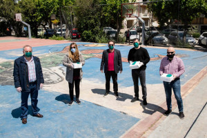 Κορονοϊός: Η οικογένεια Αντετοκούνμπο δωρίζει 10.000 μάσκες σε ΟΠΑΝΔΑ και Σεπόλια (pics)