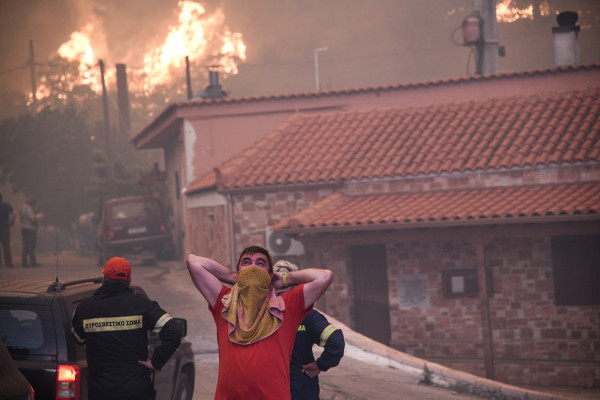 Ανεξέλεγκτη η φωτιά στην Εύβοια: Καίγεται το χωριό Μακρυμάλλι - Στο σημείο 227 πυροσβέστες (pics+ vid)