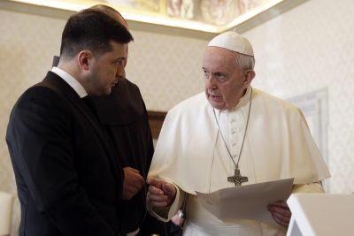 Παναγία από αλεξίσφαιρα γιλέκα δώρισε ο Ζελένσκι στον Πάπα Φραγκίσκο