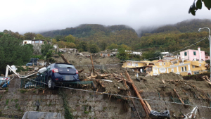 Ιταλία: Mία νεκρή και 11 αγνοούμενοι στο νησί της Ίσκια μετά τις φονικές πλημμύρες