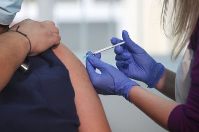 Πάνω από 8.000 εμβολιασμοί στις 8/1, έως 17.500 ημερησίως για τον υπόλοιπο Ιανουάριο