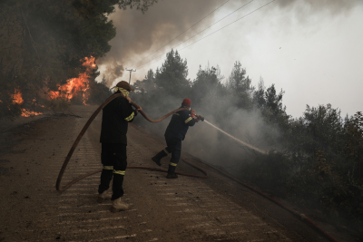 Φωτιά Εύβοια: Μάχη με τις αναζωπυρώσεις - Με δεξαμενόπλοιο η μεταφορά νερού για τα πυροσβεστικά (εικόνες)