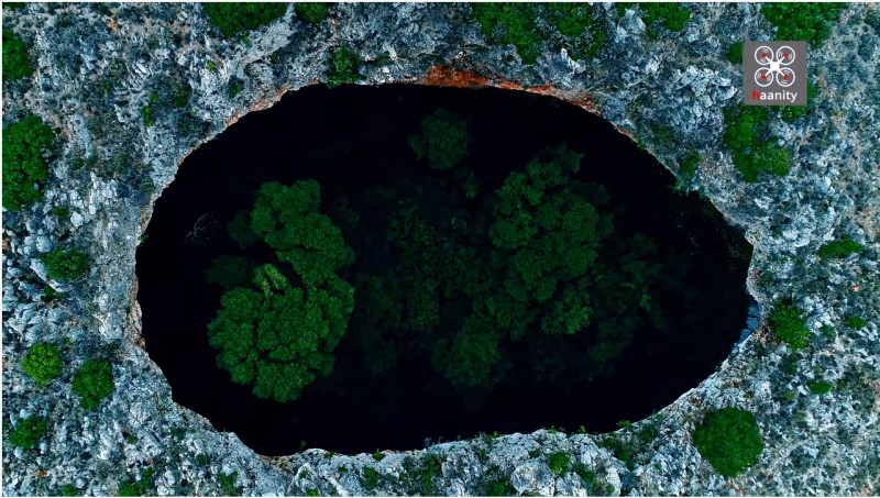Η απόκοσμη «Μαύρη Τρύπα» της Μάνης - Βίντεο απο drone